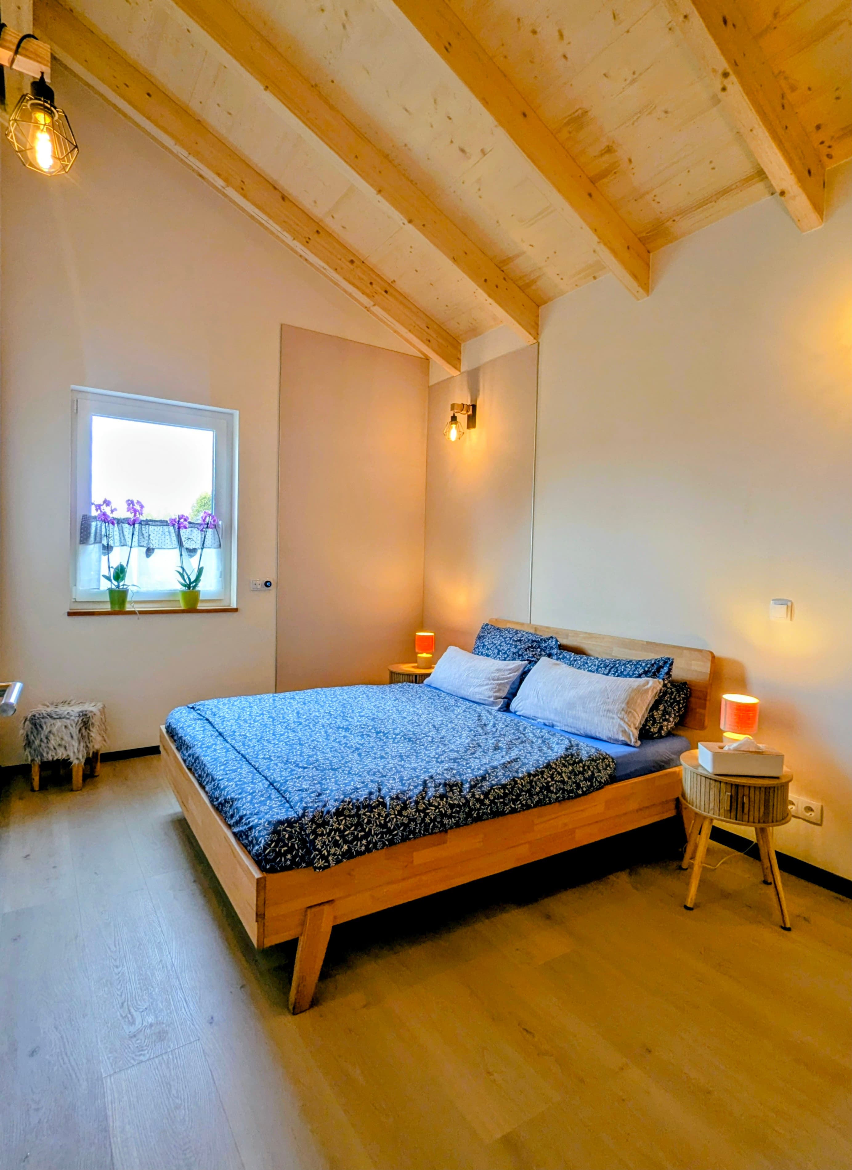 Schlafzimmer mit Holzbett