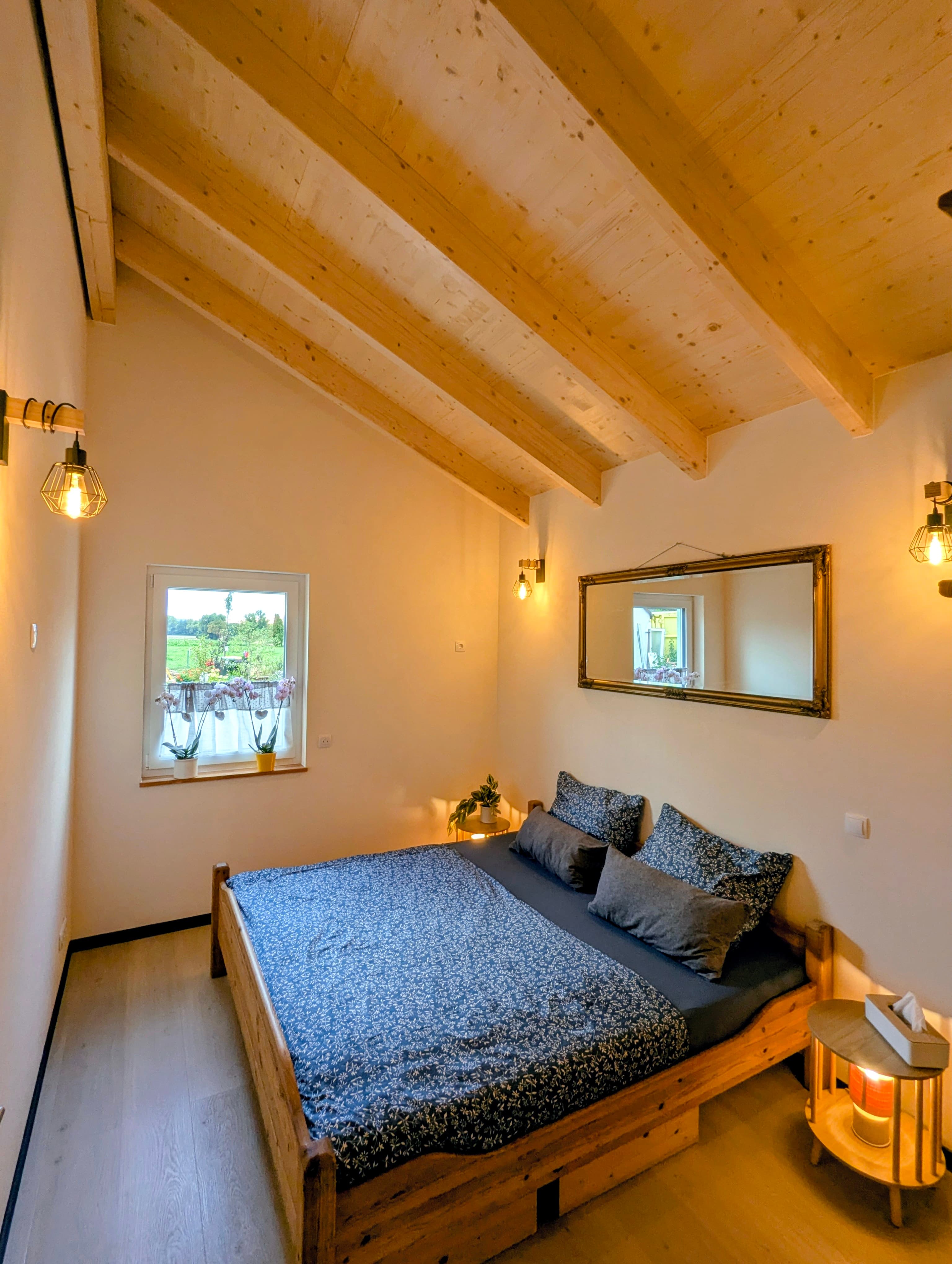 Schlafzimmer mit Holzbett