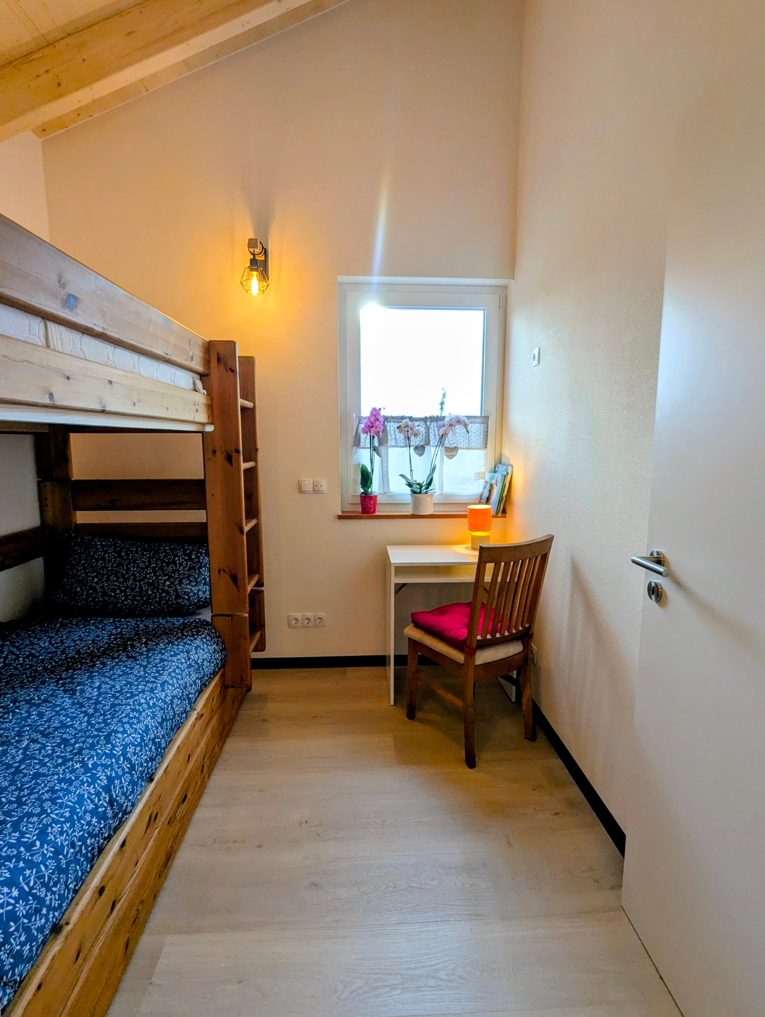 Mehrzweckraum mit Etagenbett