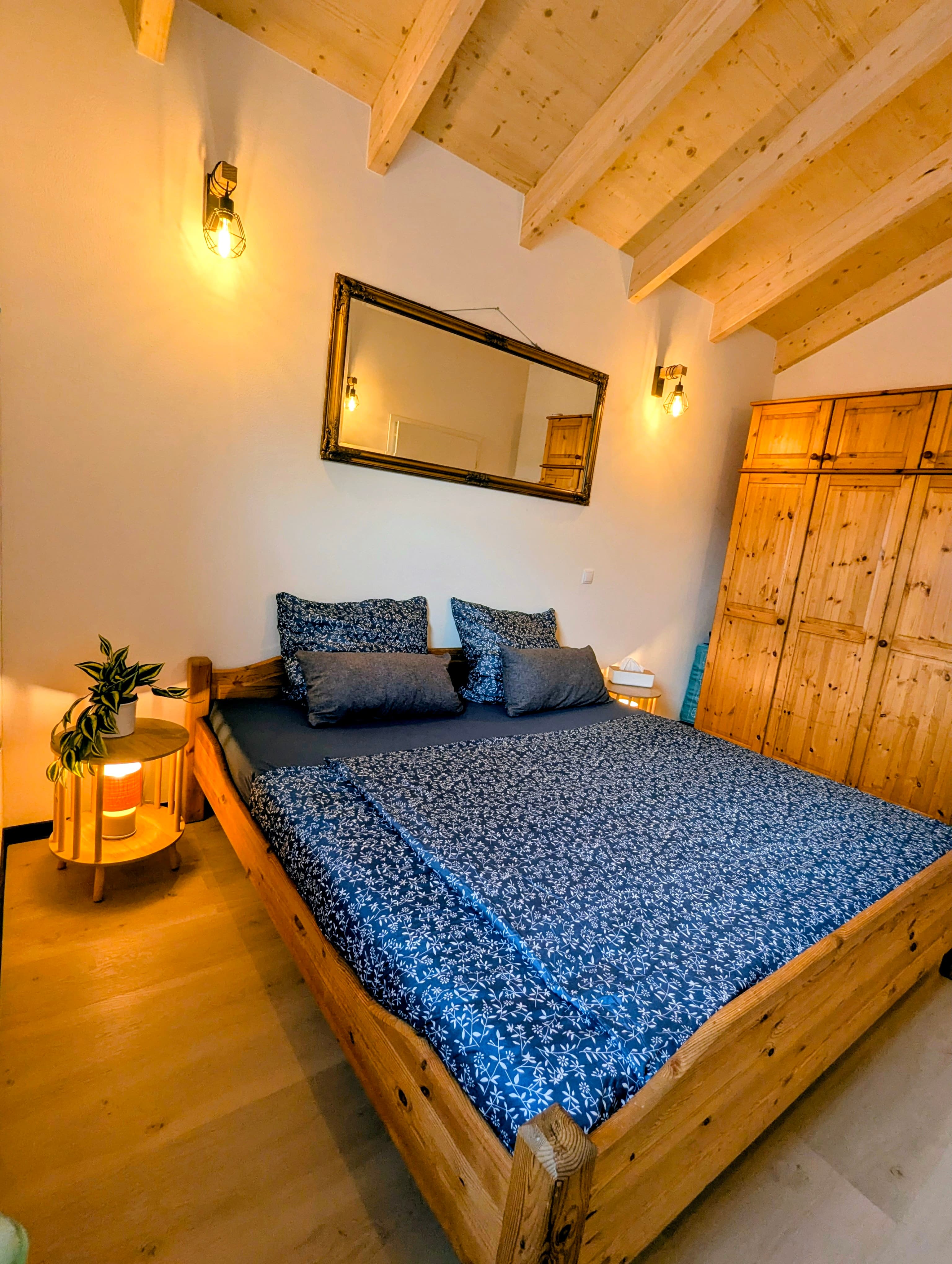 Schlafzimmer mit Holzbett